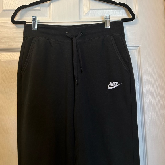 Women’s Nike Black Cropped Sweatpants - Picture 4 of 4